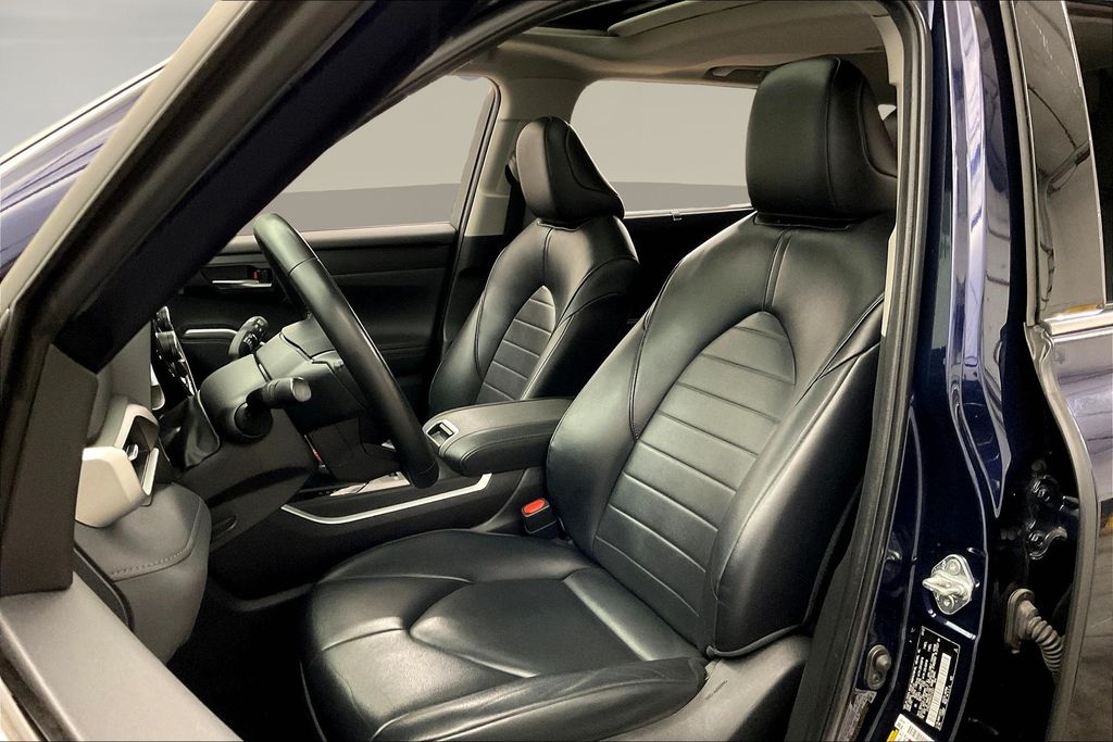 2022 Toyota Highlander XLE photo 25