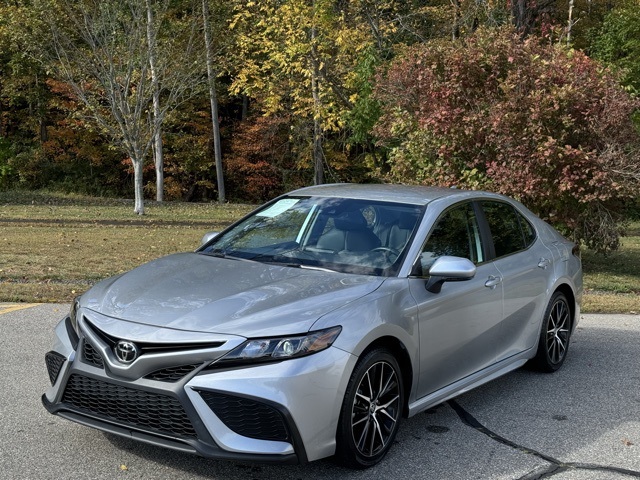 2024 Toyota Camry SE's photo