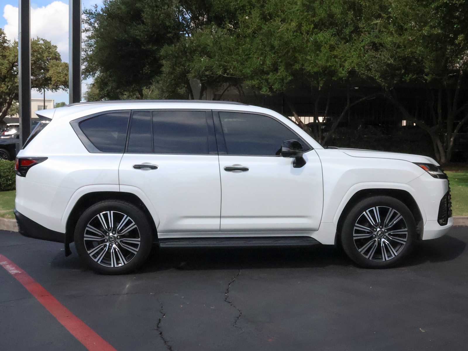 2024 Lexus LX photo 3