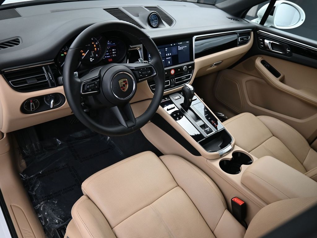 2025 Porsche Macan Base photo 3