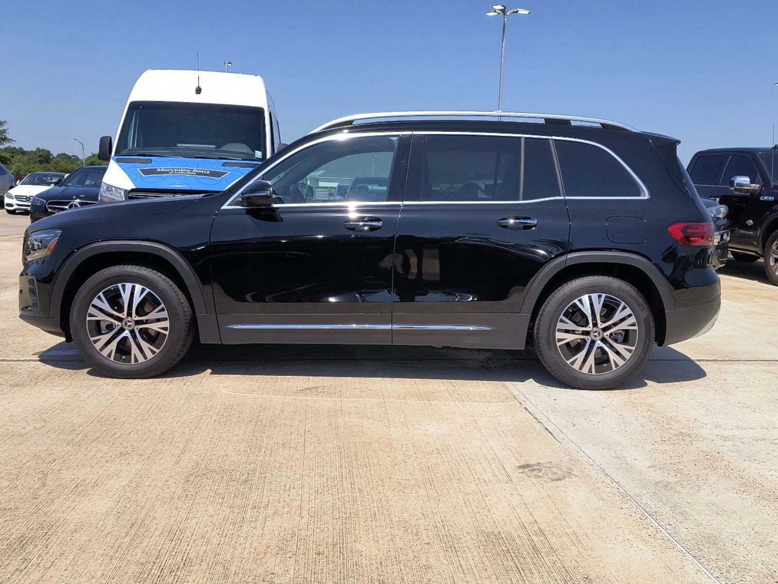 2024 Mercedes Benz GLB 250 photo 3