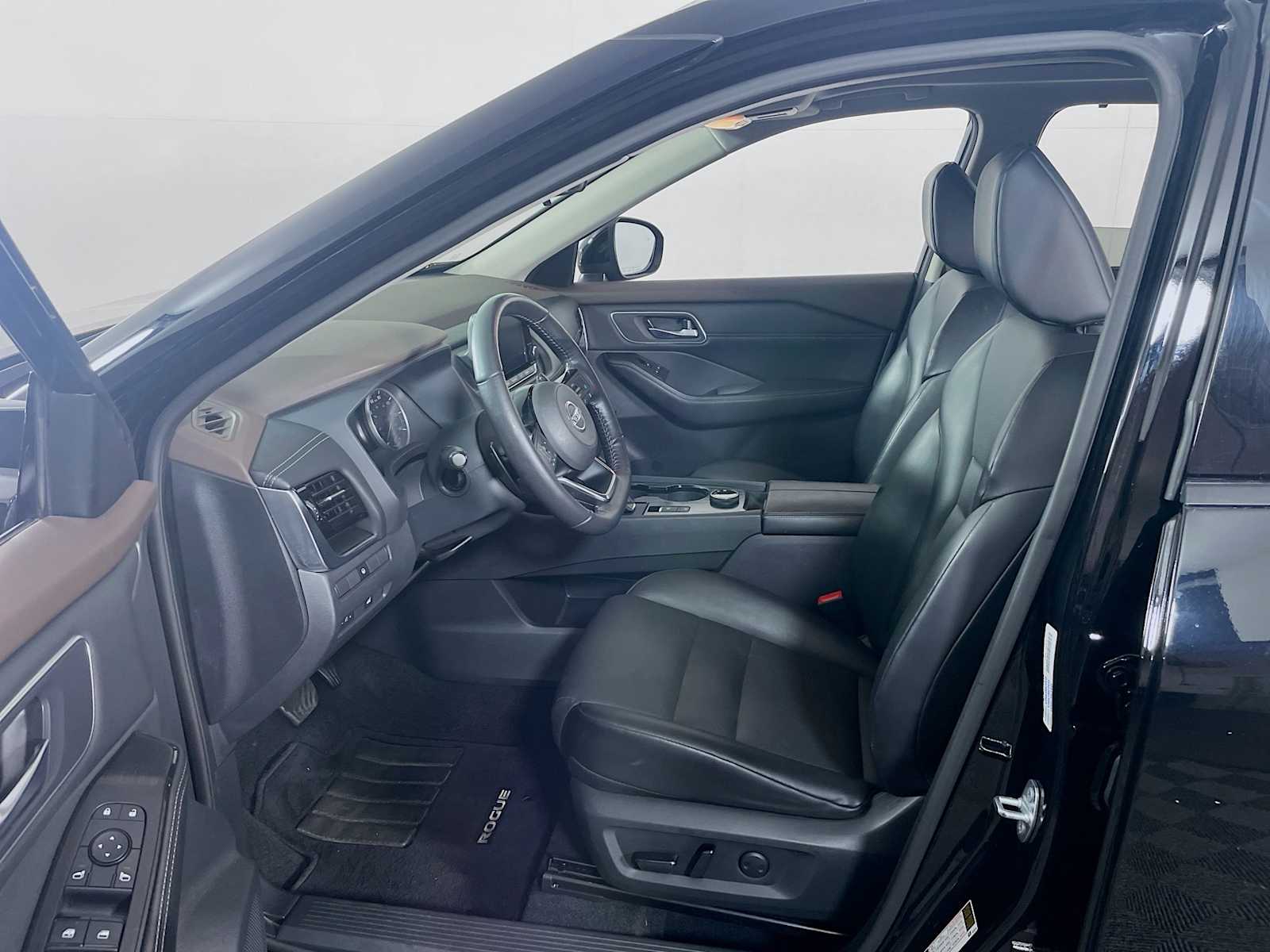 2021 Nissan Rogue SV photo 17