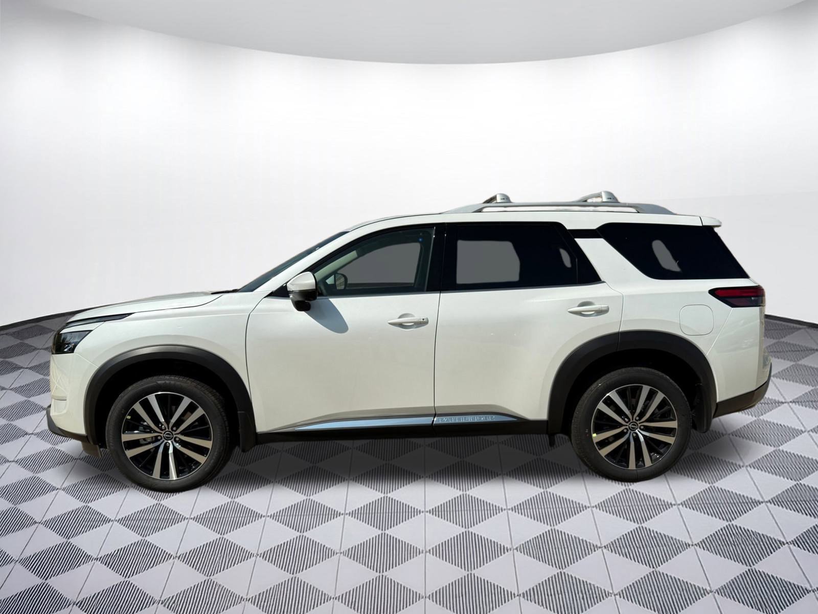 2025 Nissan Pathfinder Platinum photo 2