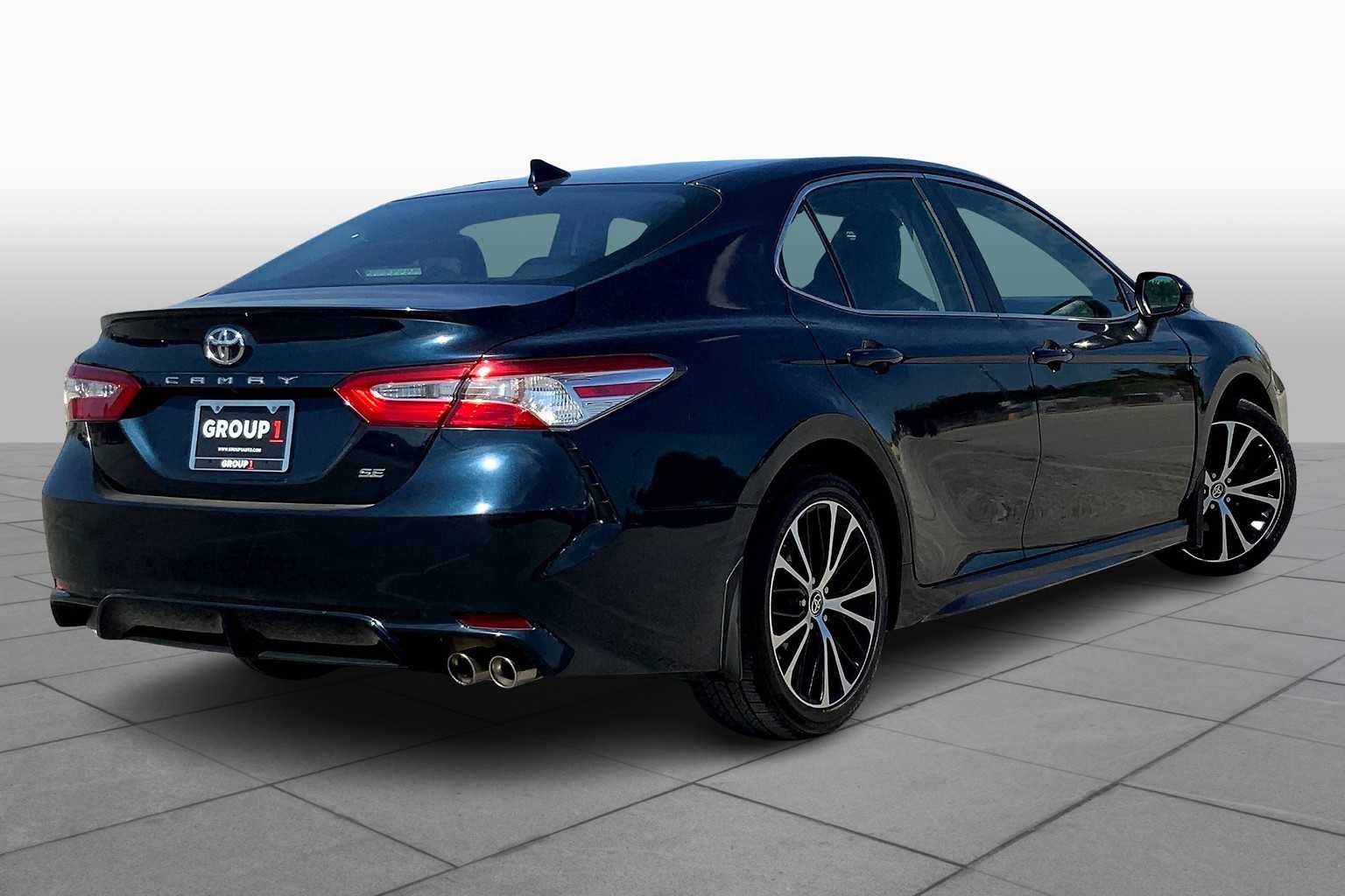 2020 Toyota Camry SE photo 11