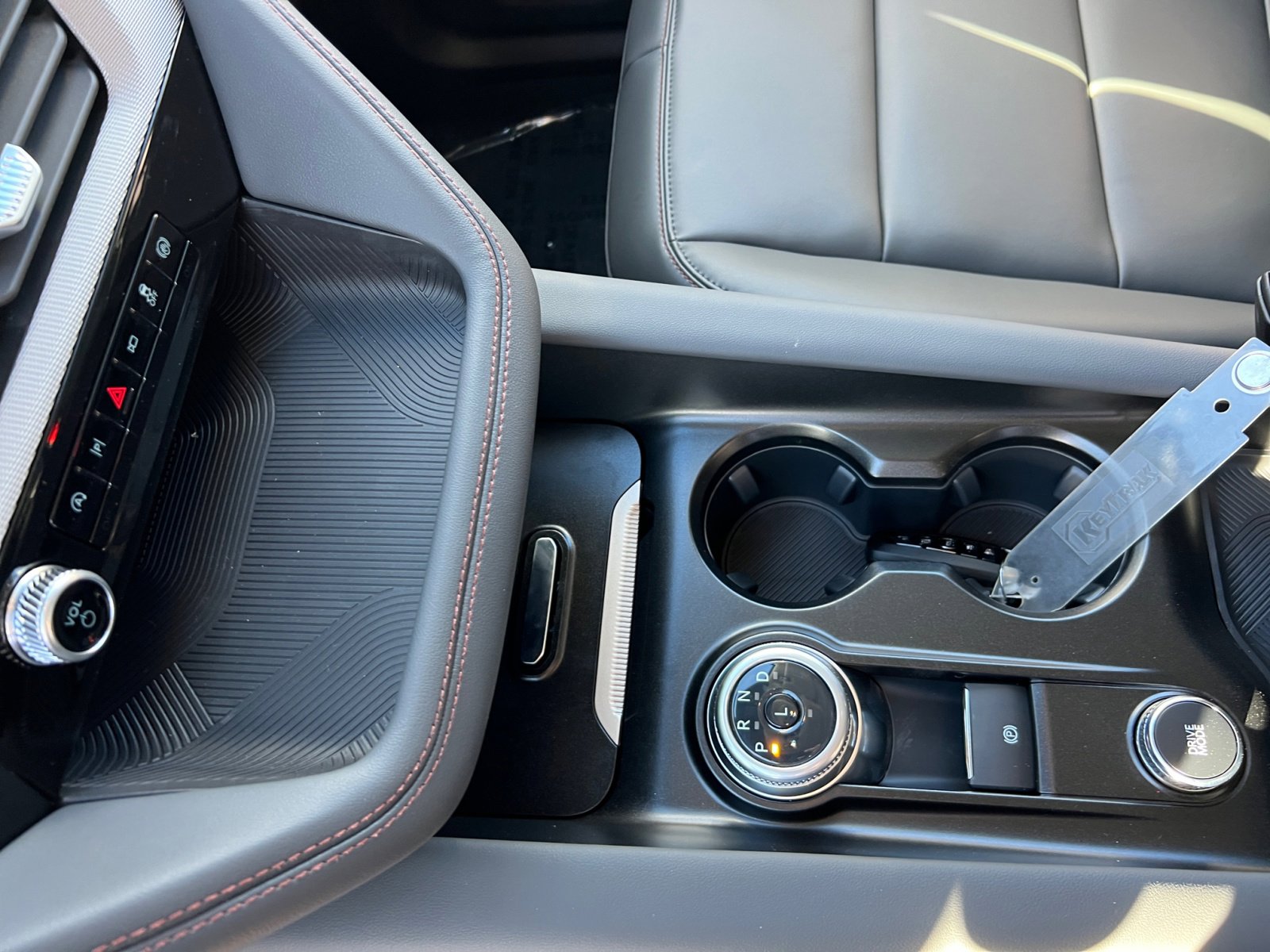 2025 Ford Explorer photo 13