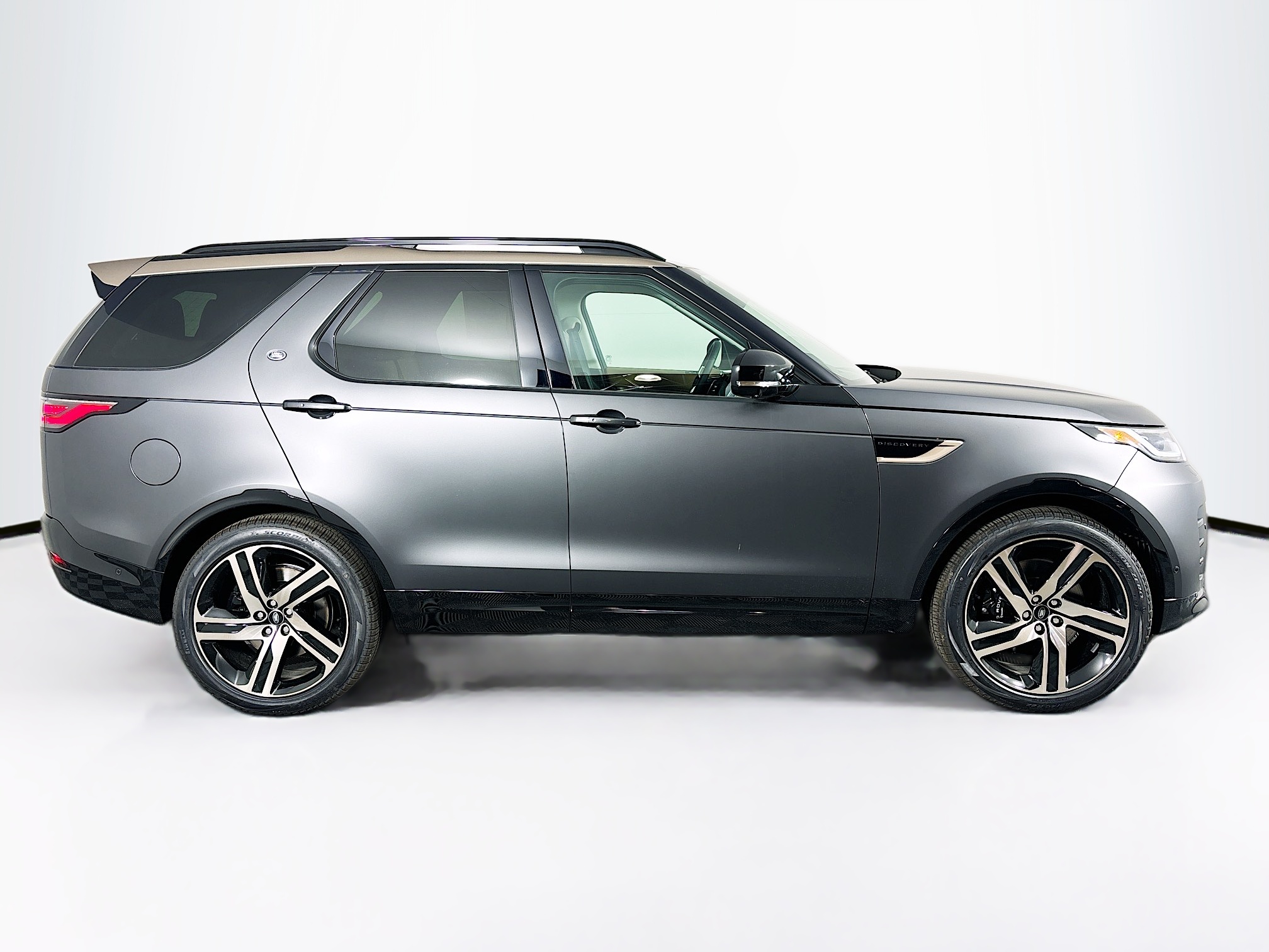 2026 Land Rover Discovery photo 3
