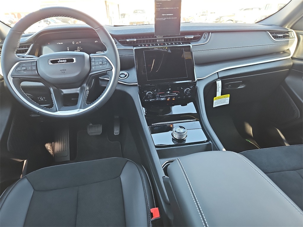 2025 Jeep Grand Cherokee Altitude photo 11
