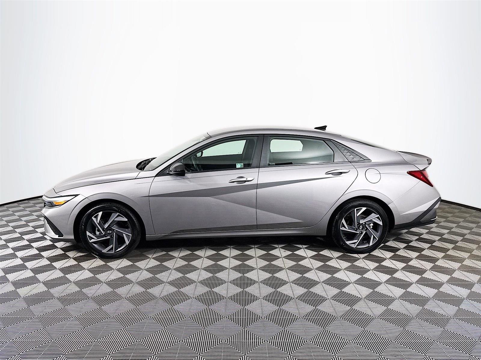 2025 Hyundai Elantra SEL Sport photo 4