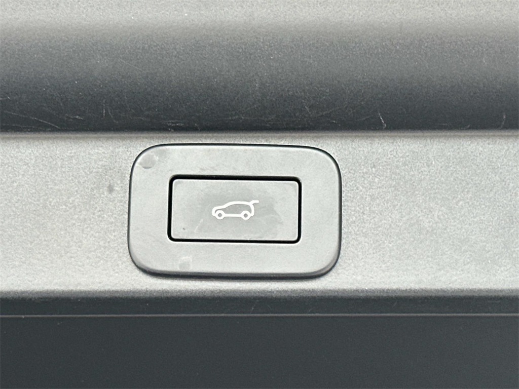 2023 Land Rover Range Rover SE photo 4