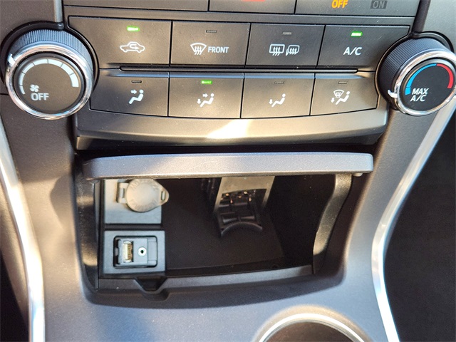 2015 Toyota Camry SE photo 18