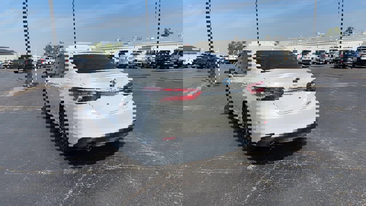 2022 Toyota Camry Hybrid XLE photo 7