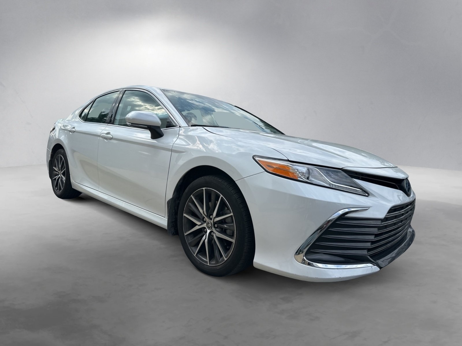 2022 Toyota Camry Hybrid XLE photo 2