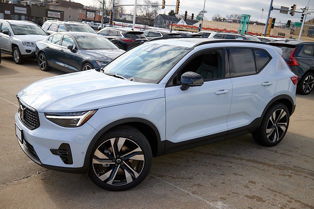 2026 VOLVO XC40 - Image 2