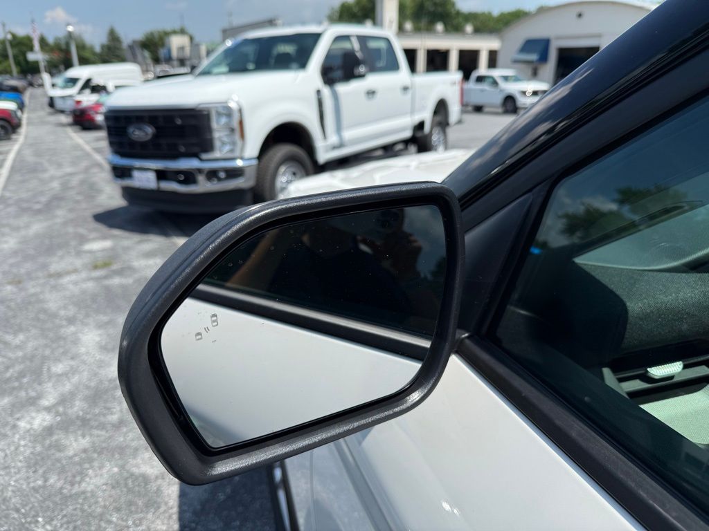 2025 Ford Explorer photo 3