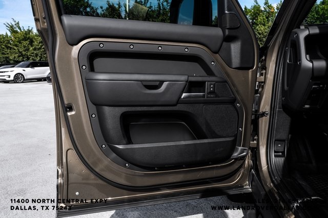 2025 Land Rover Defender 110 X-Dynamic SE photo 39