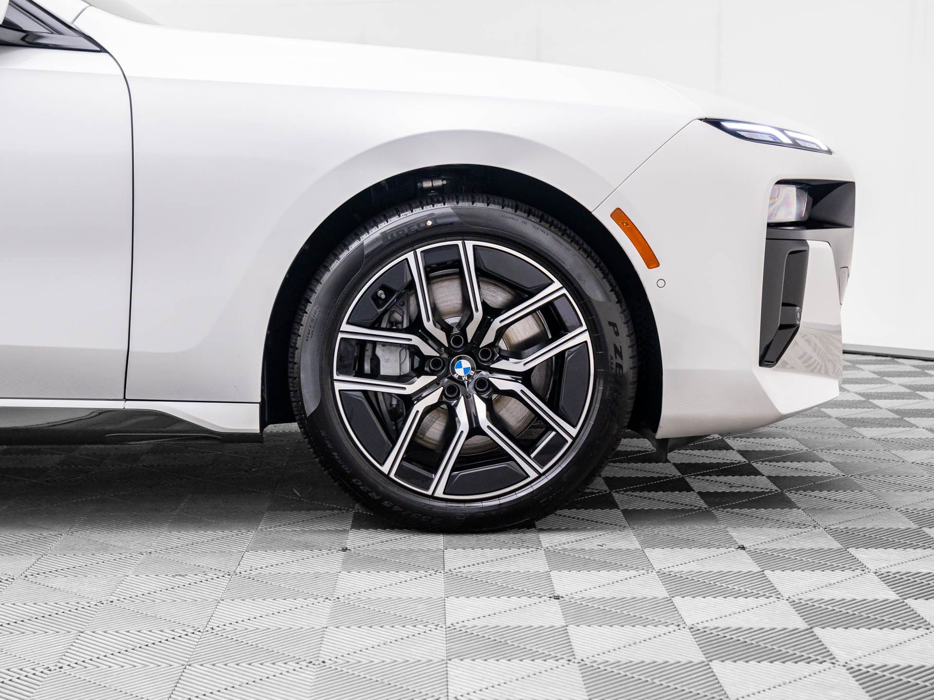 New 2025 Mineral White Metallic BMW 760i xDrive image 37