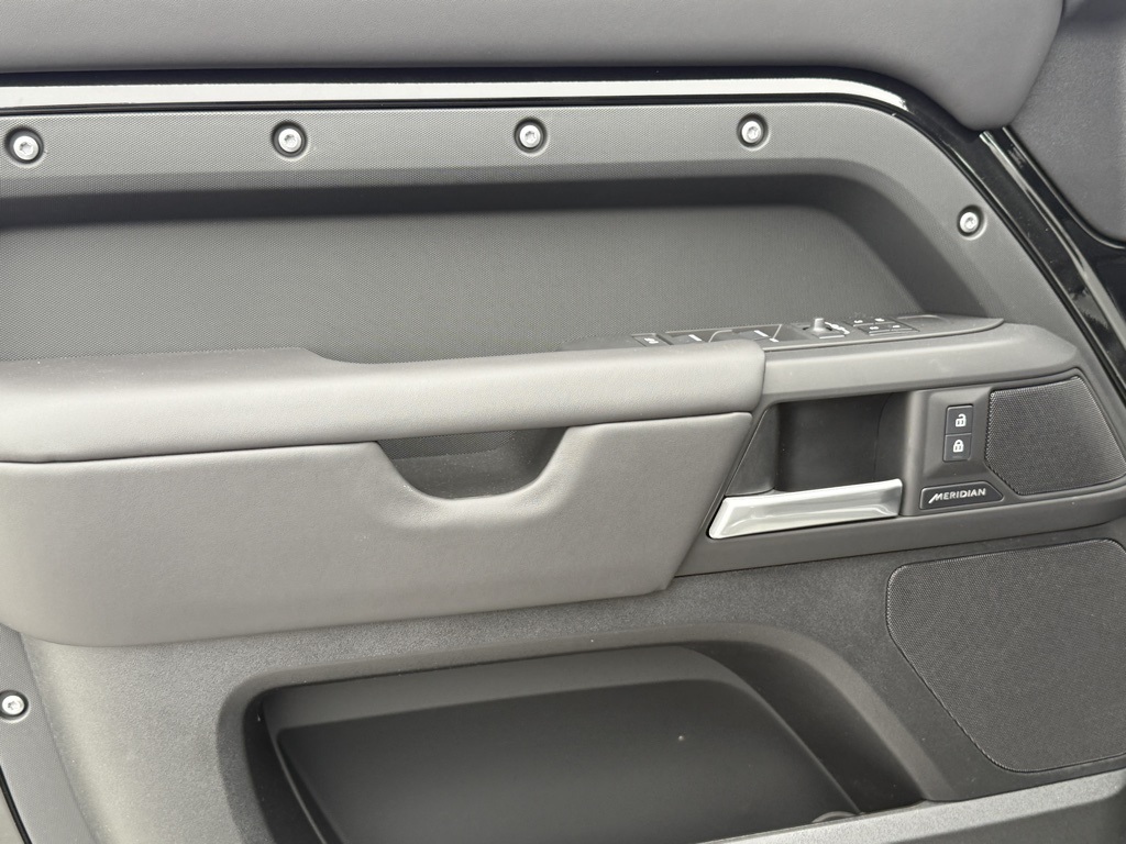 2025 Land Rover Defender 130 S photo 9