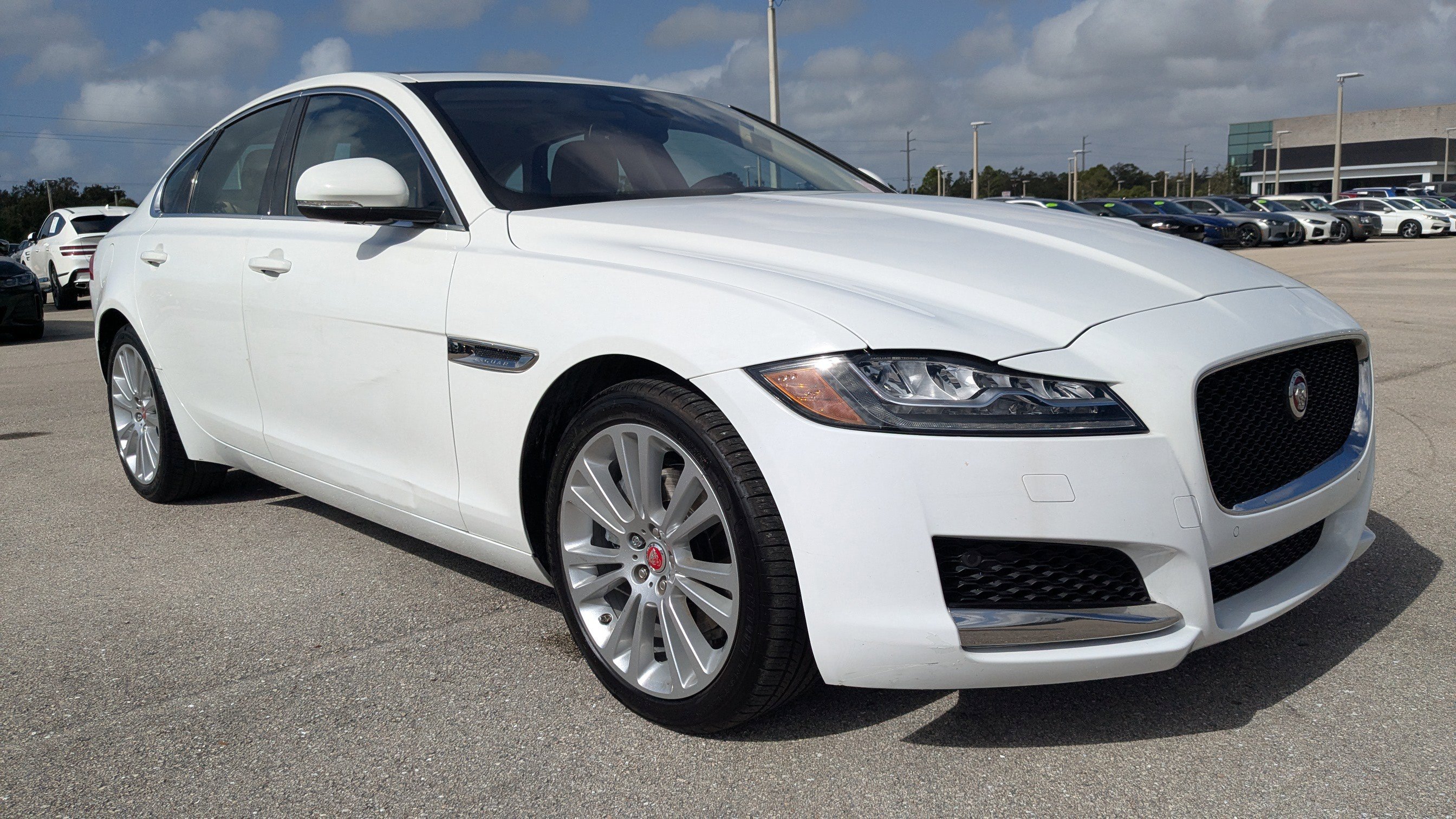 2018 Jaguar XF 25t Prestige photo 2