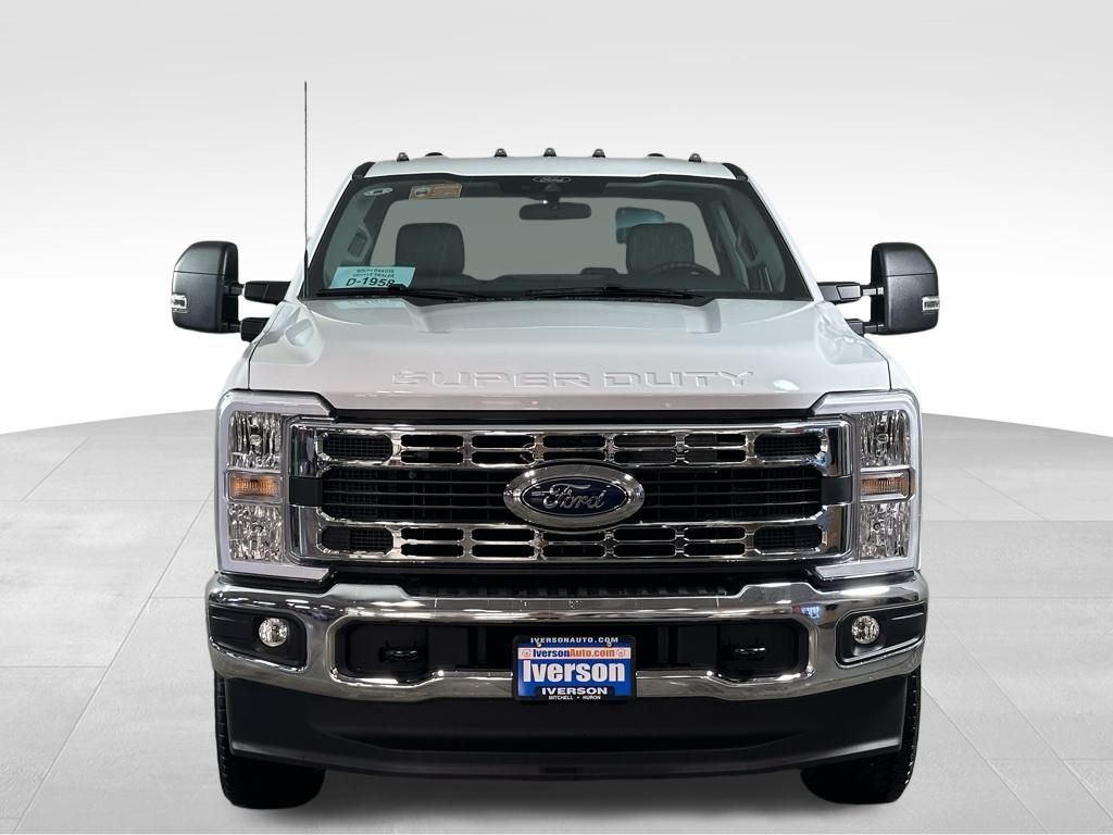 2025 Ford F-350 XLT photo 2