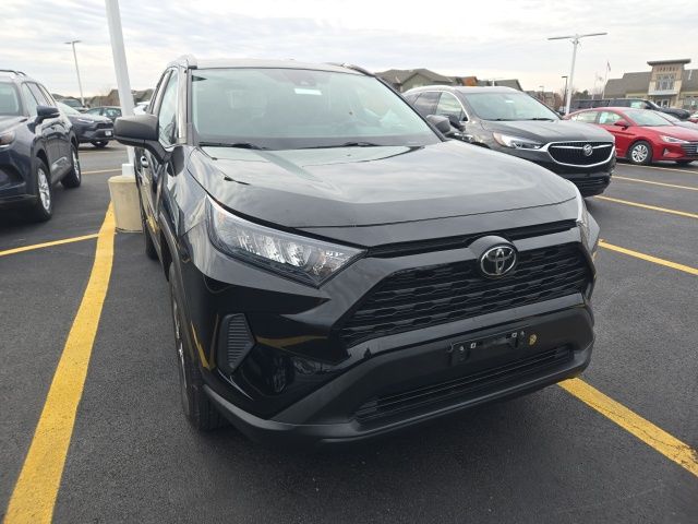 2021 Toyota RAV4 LE's photo