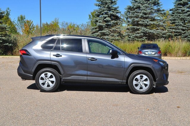 2020 Toyota RAV4 LE photo 2
