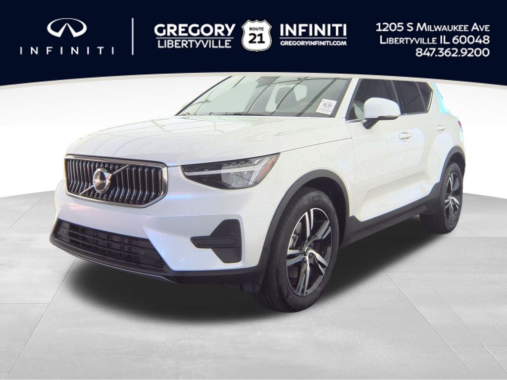 2025 Volvo XC40 Core's photo