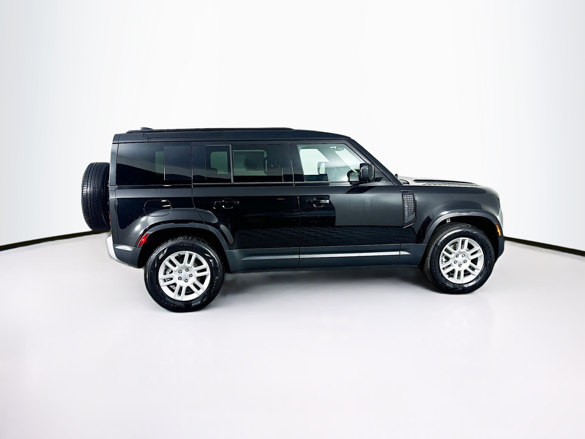 2025 Land Rover Defender 110 S photo 4