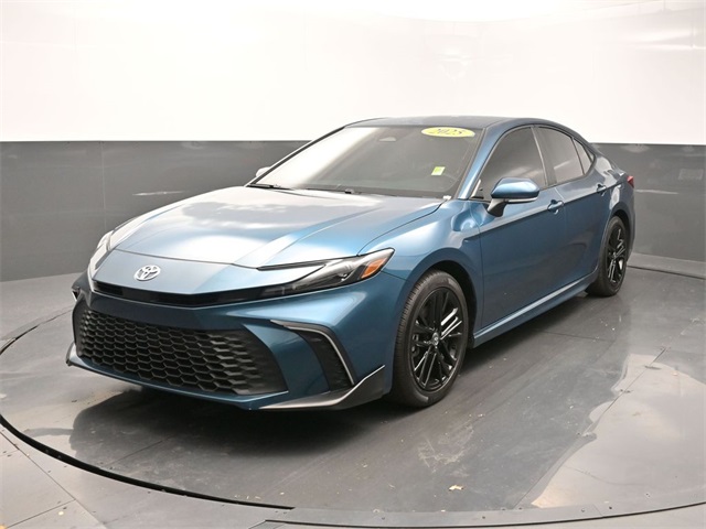 2025 Toyota Camry SE's photo