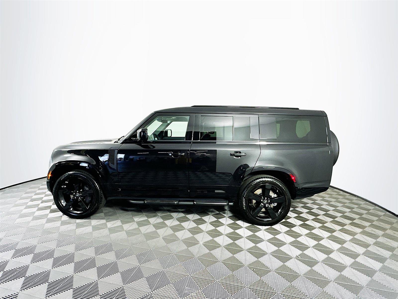 2025 Land Rover Defender 130 X SE photo 4
