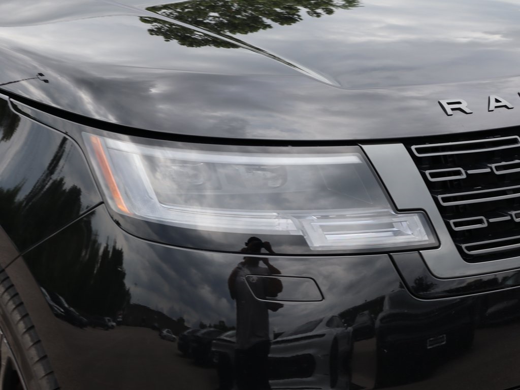 2023 Land Rover Range Rover SE photo 4