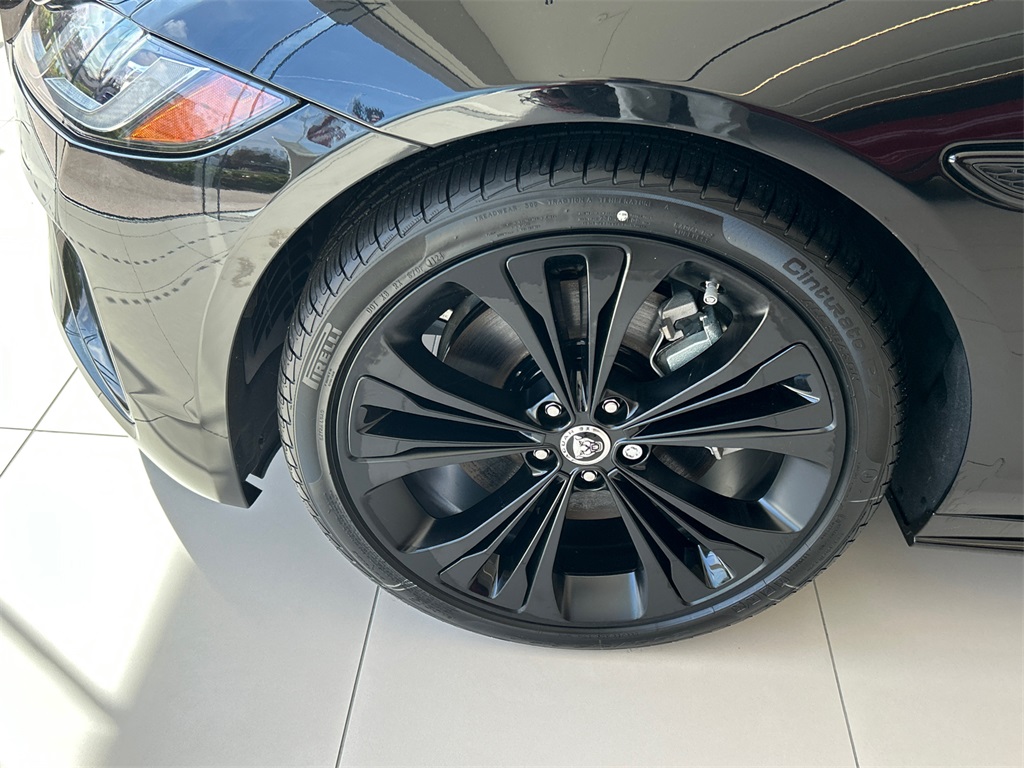 2024 Jaguar XF P300 R-Dynamic SE photo 8