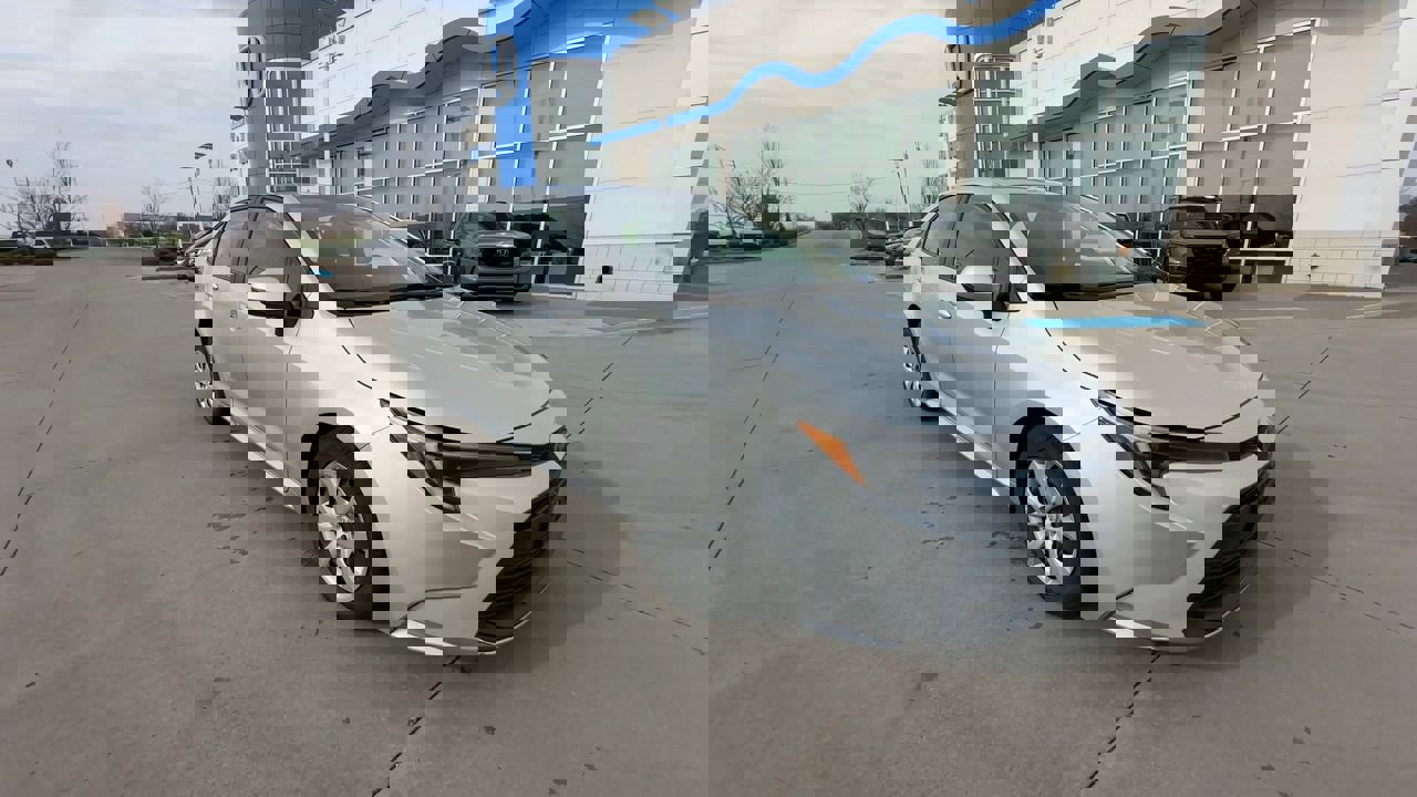 Used 2023 Toyota Corolla LE with VIN JTDBCMFE3PJ009242 for sale in Kansas City