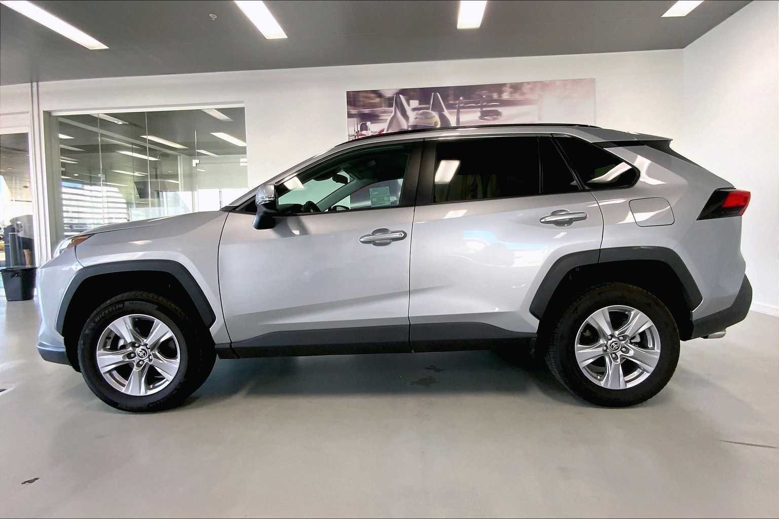 2022 Toyota RAV4 XLE Sport photo 3
