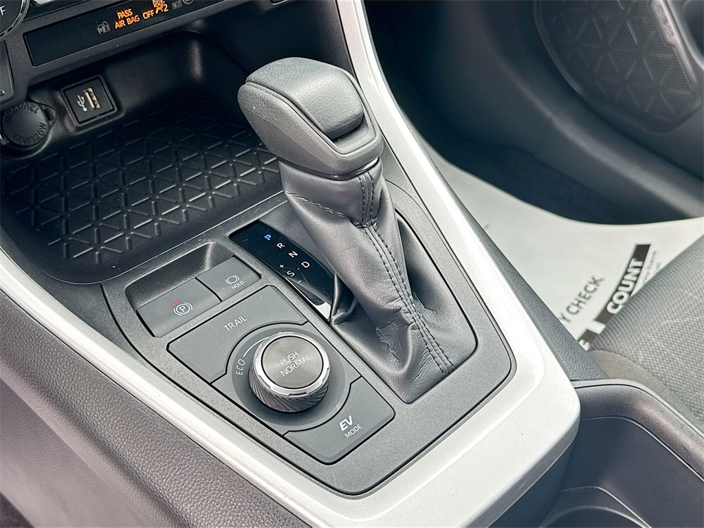 2025 Toyota RAV4 Hybrid XLE photo 14