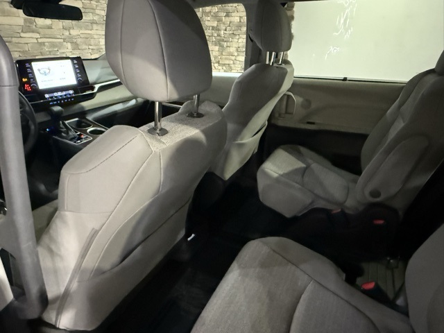 2022 Toyota Sienna LE photo 23