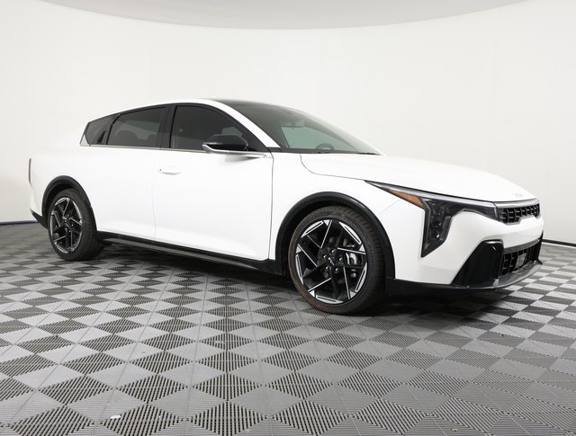2025 Kia K4 GT-Line photo 3