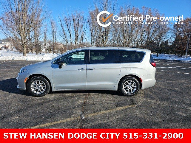 2024 Chrysler Pacifica Touring L's photo