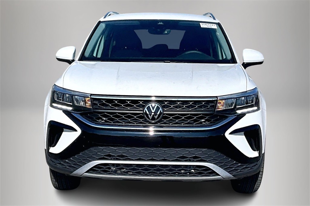 2024 Volkswagen Taos SE photo 3