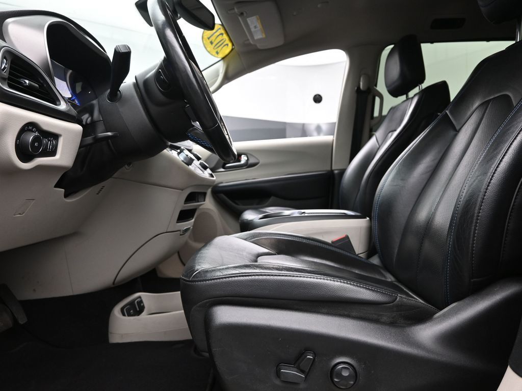 2021 Chrysler Pacifica Touring L photo 12