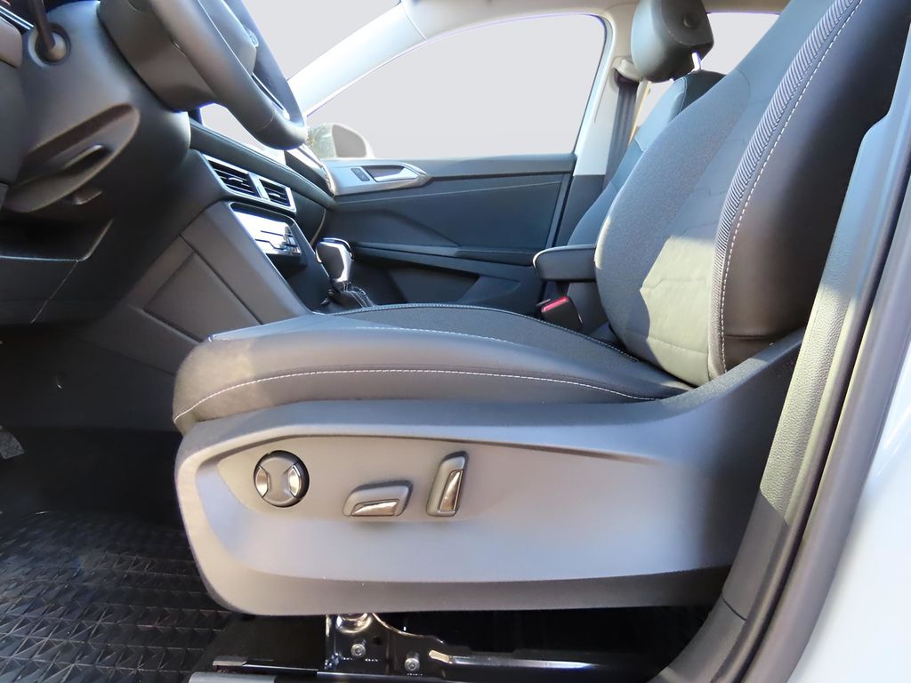 2025 Volkswagen Taos SE photo 33