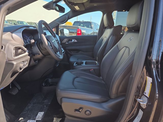 2026 Chrysler Pacifica photo 4