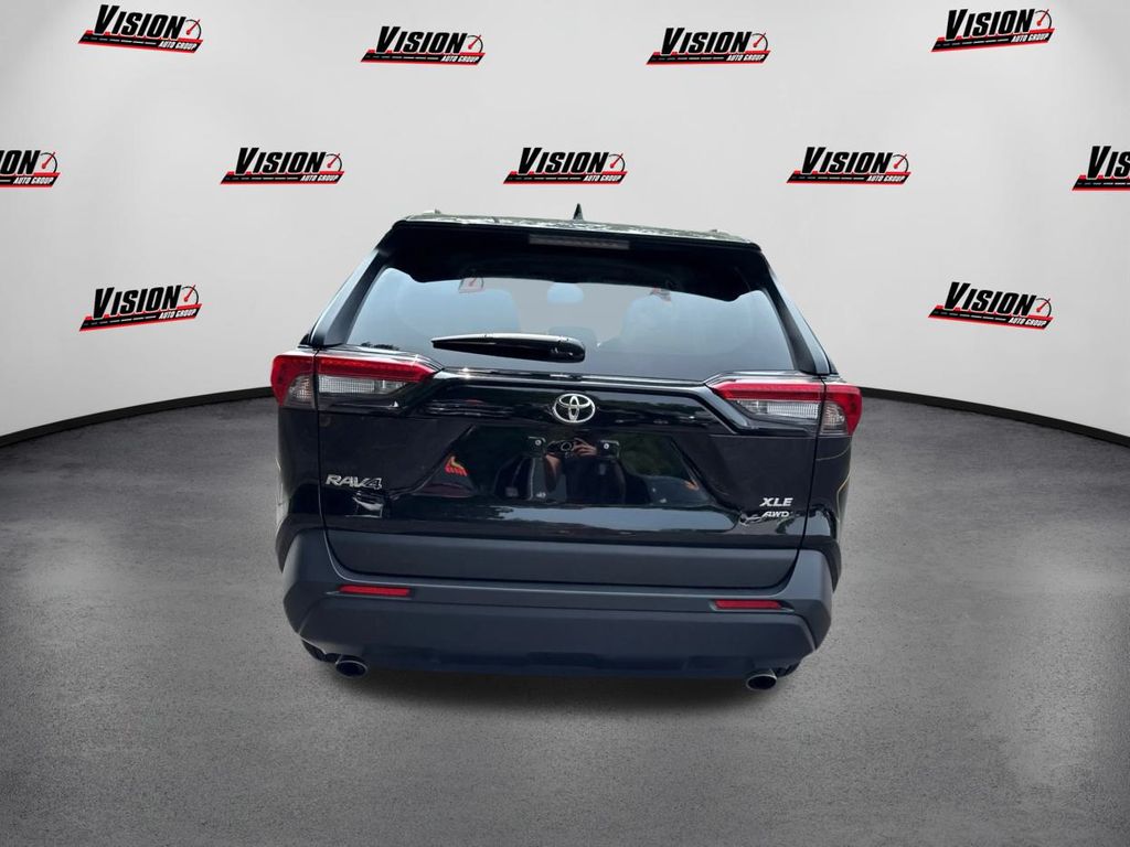 2025 Toyota RAV4 XLE photo 6