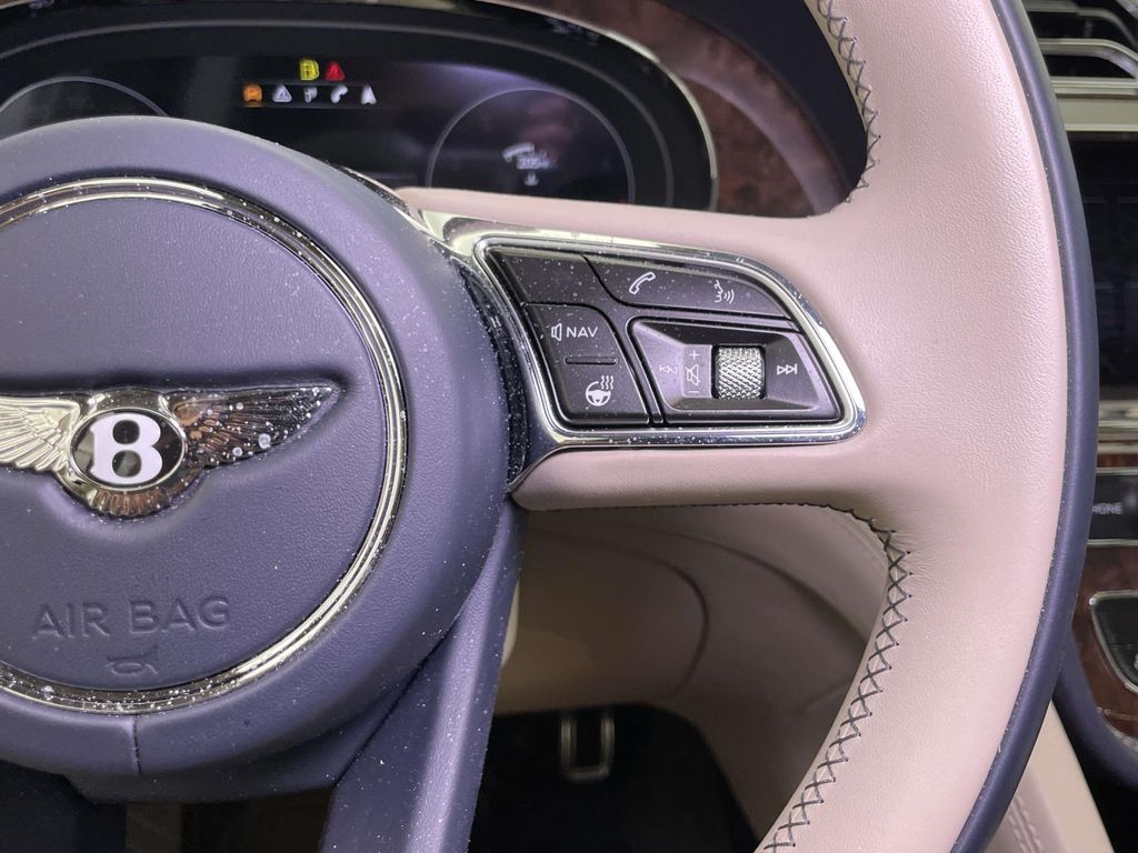 2022 Bentley Bentayga V8 photo 38