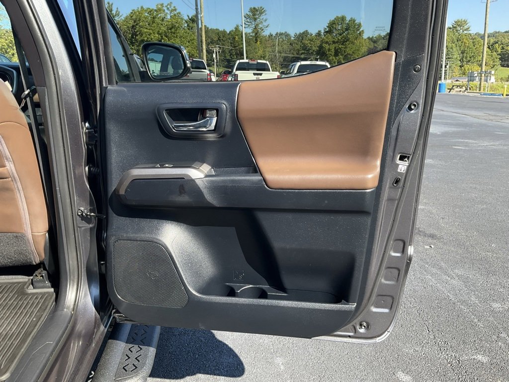 2016 Toyota Tacoma Limited photo 16