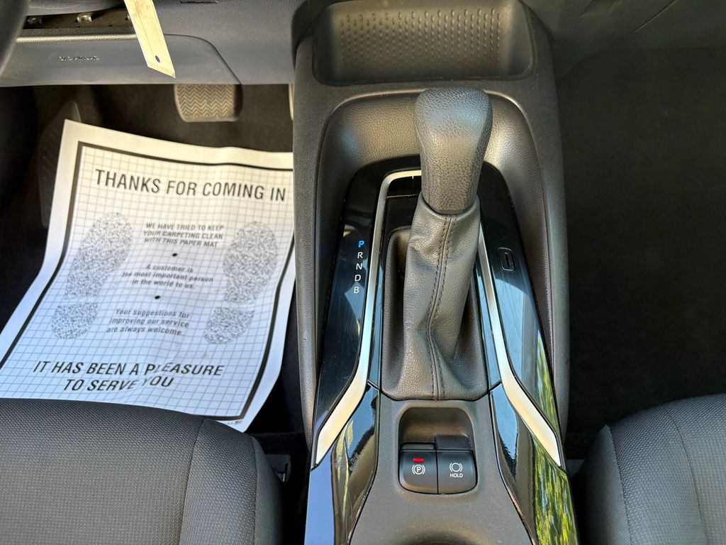 2021 Toyota Corolla LE photo 18