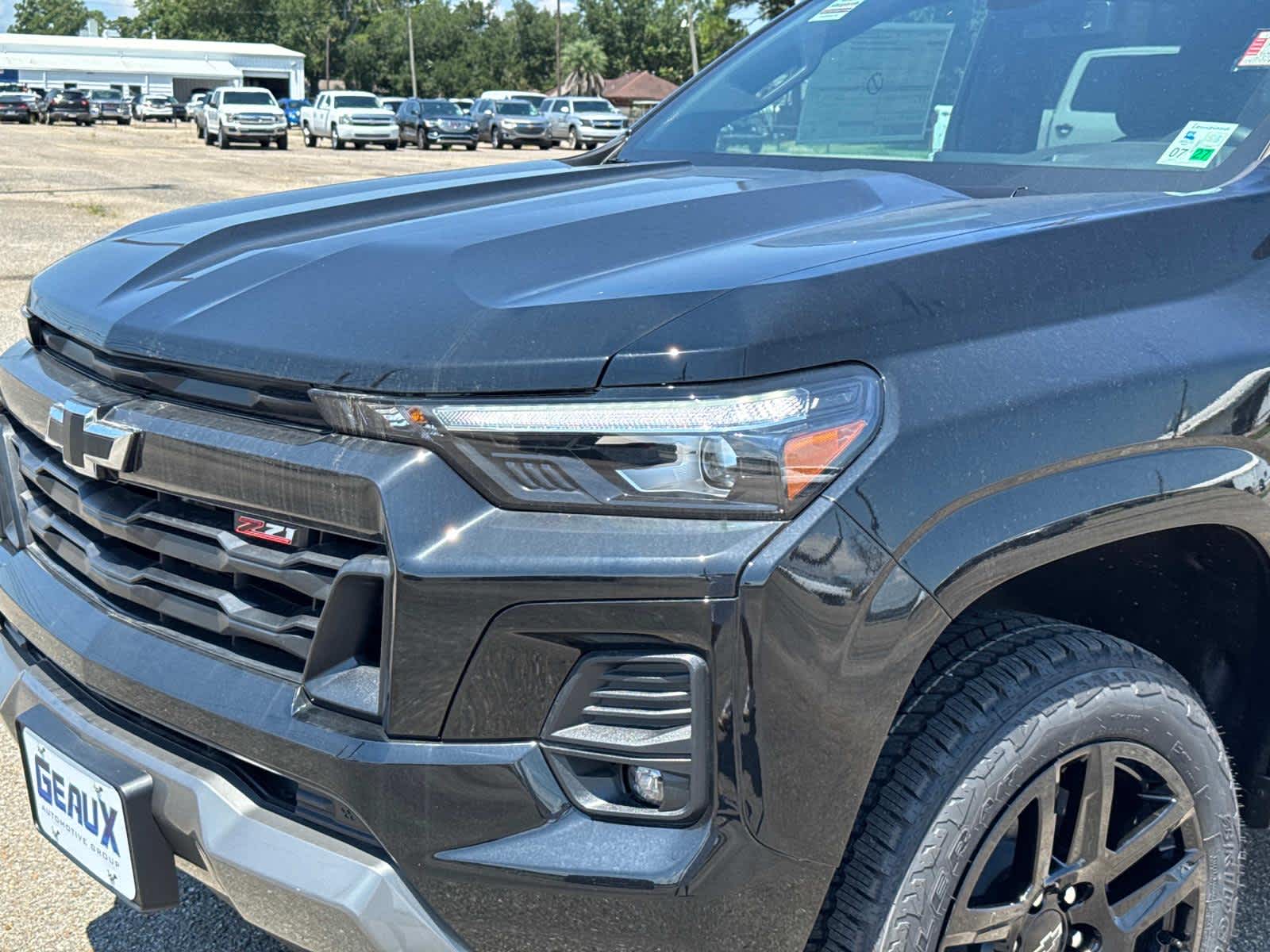 2025 Chevrolet Colorado Z71 photo 2