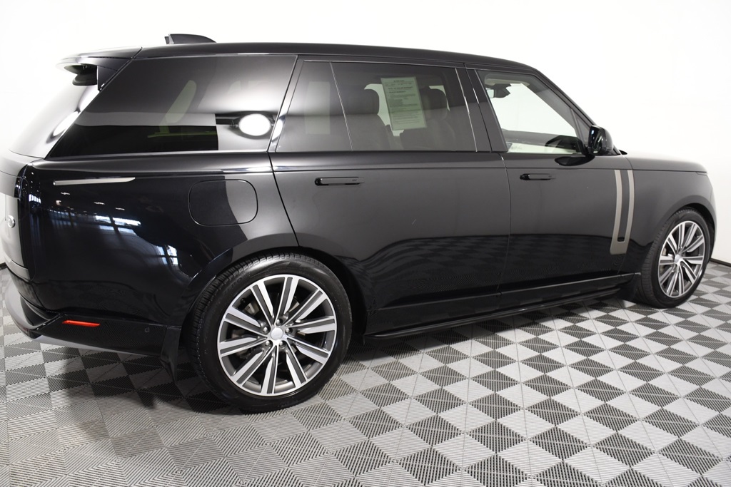 2023 Land Rover Range Rover SE photo 6