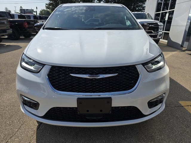 2026 Chrysler Pacifica photo 3