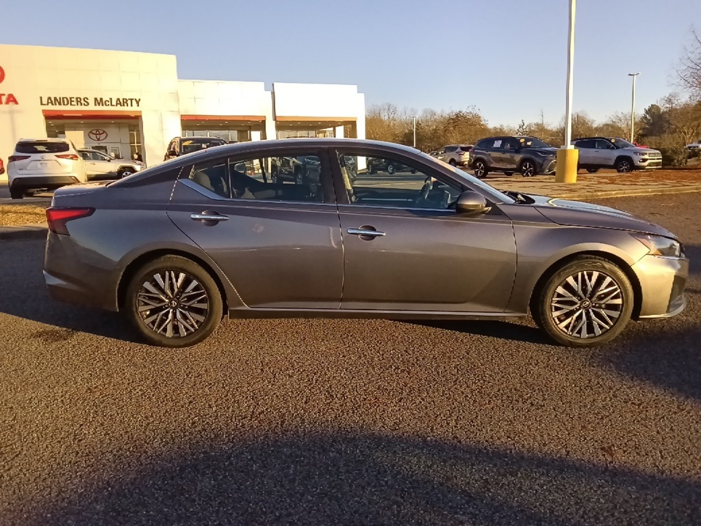 2023 Nissan Altima 2.5 SV photo 2