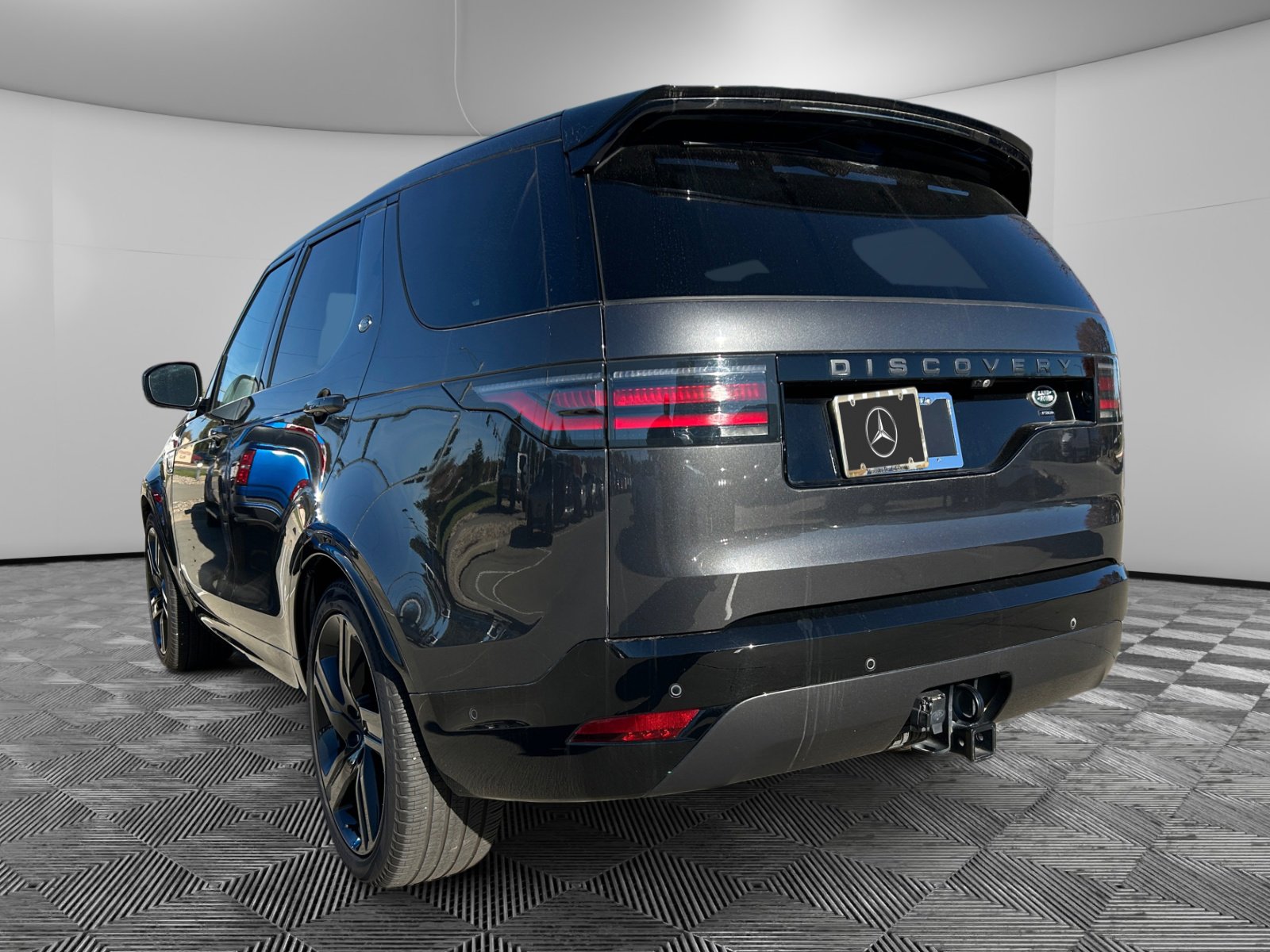 2023 Land Rover Discovery HSE R-Dynamic photo 3